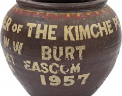 [97] ‘KIMCHE POT'와 ‘KOREA 1957'이 새겨진 김치단지