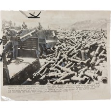 한국전쟁 최말기 격전 중 하나인 outpost Harry 전투(1953년 6월 10일~18일, 철원 북방, 미 제3보병사단 예하 부대가 중공군의 공세를 방어)를 취재한 AP 통신 배포용 오리지널 프레스 프린트