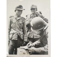 [24] 제2차 세계대전 중 연합군에 포로로 붙잡힌 독일군 복장의 아시아계 병사 원본사진