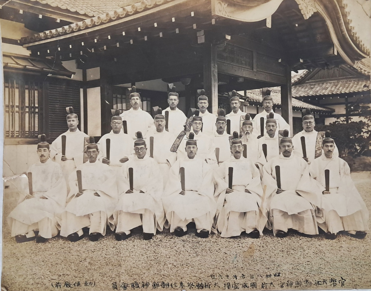 [33] 경성의 조선신궁 사진 [관폐대사 조선신궁 신직회원 官幣大社 朝鮮神宮 神職會員]