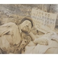 [31] 한국전쟁 중 노무단(지게 부대) 모집 광고판을 배경으로 한 대형 사진