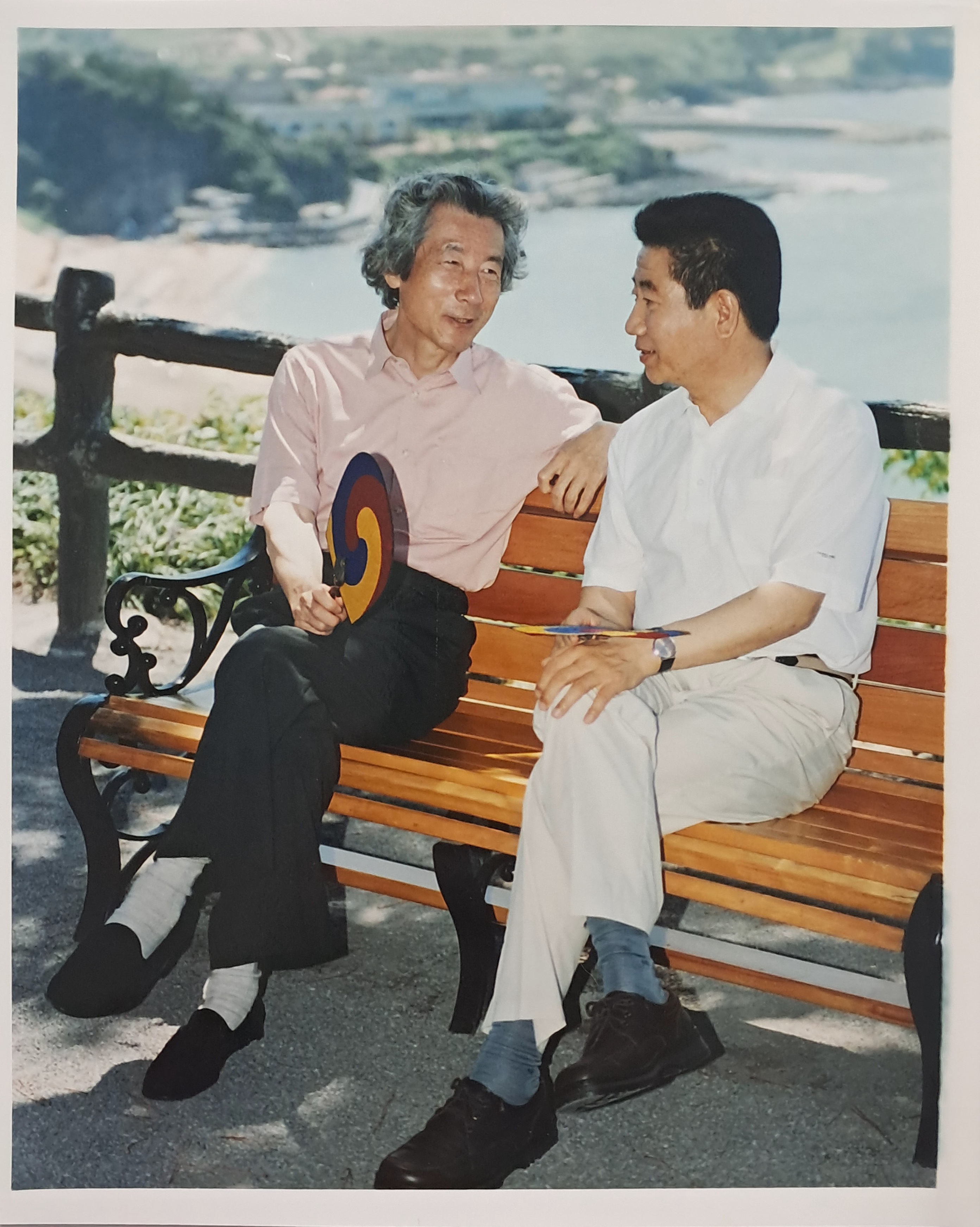 노무현·고이츠미 한일정상 산책 회동 사진