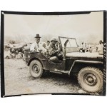 [24] 한국전쟁 중 지평리 마을에서 떠나기를 거부하는 마을 이장과 그의 아내를 군인이 이송하는 사진