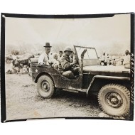 [24] 한국전쟁 중 지평리 마을에서 떠나기를 거부하는 마을 이장과 그의 아내를 군인이 이송하는 사진