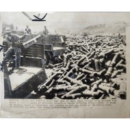 [29] 한국전쟁 중 폭탄 탄피를 내려 쌓는 사진