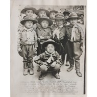 [64] 한국전쟁 중 부산 거리에서 제복을 입고 포즈를 취한 한국 소년 스카우트 AP 전송 원본 사진