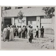 [46] 한국전쟁 중 ‘서울수복’ 직후 연합신문사 ‘전황 게시판’ 앞 군중들 사진