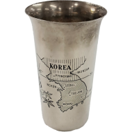 한반도가 새겨진 은색 컵