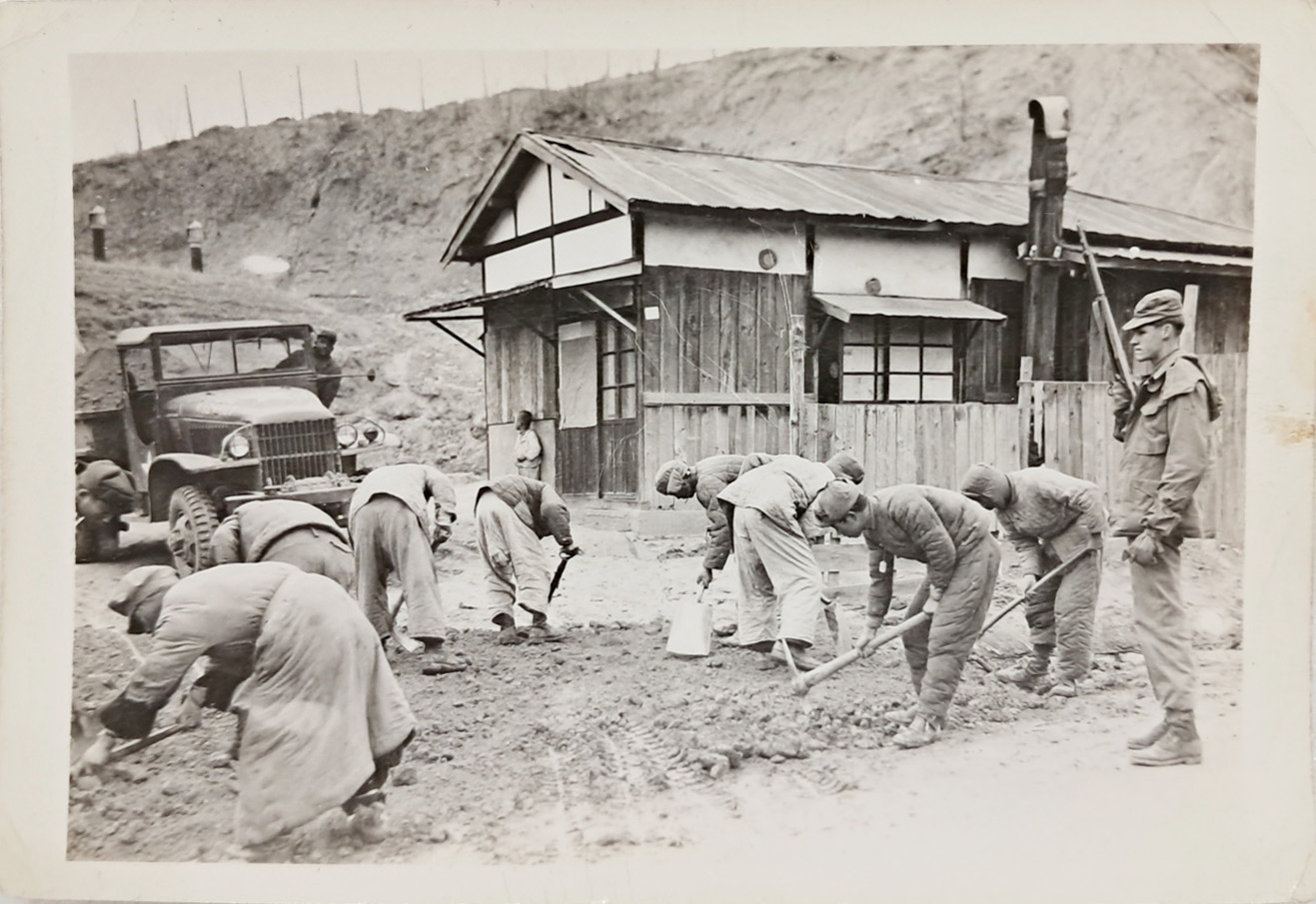 [88] 한국전쟁기 북한군 포로 [흑백사진]