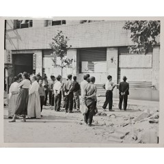 [46] 한국전쟁 중 ‘서울수복’ 직후 연합신문사 ‘전황 게시판’ 앞 군중들 사진