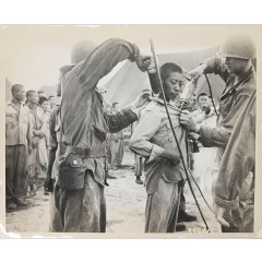 [81] 한국전쟁기 미군의 북한 포로 DDT 분말 살포 사진