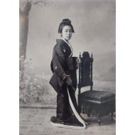 [261] 1912년 이전 부산 사진관에서 찍은 여성 사진